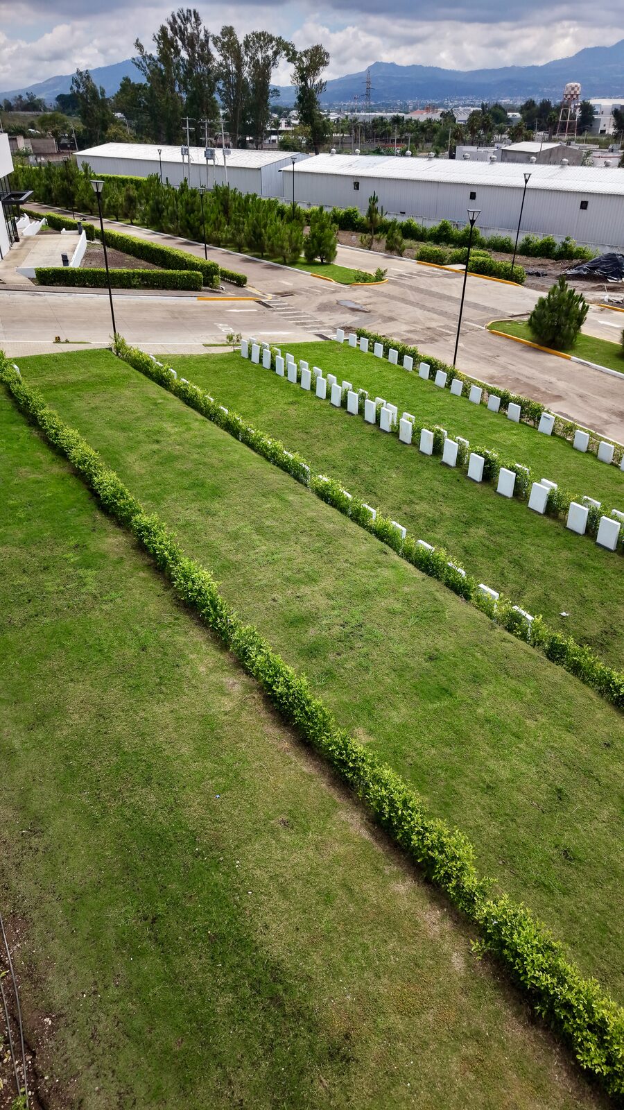 Memorial La Cantera entre montañas y campos de cultivo