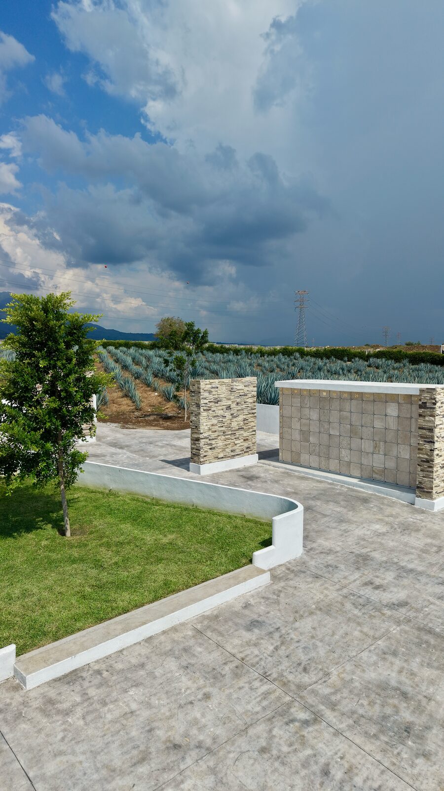 Columbario de Memorial La Cantera con vista a campos de agave