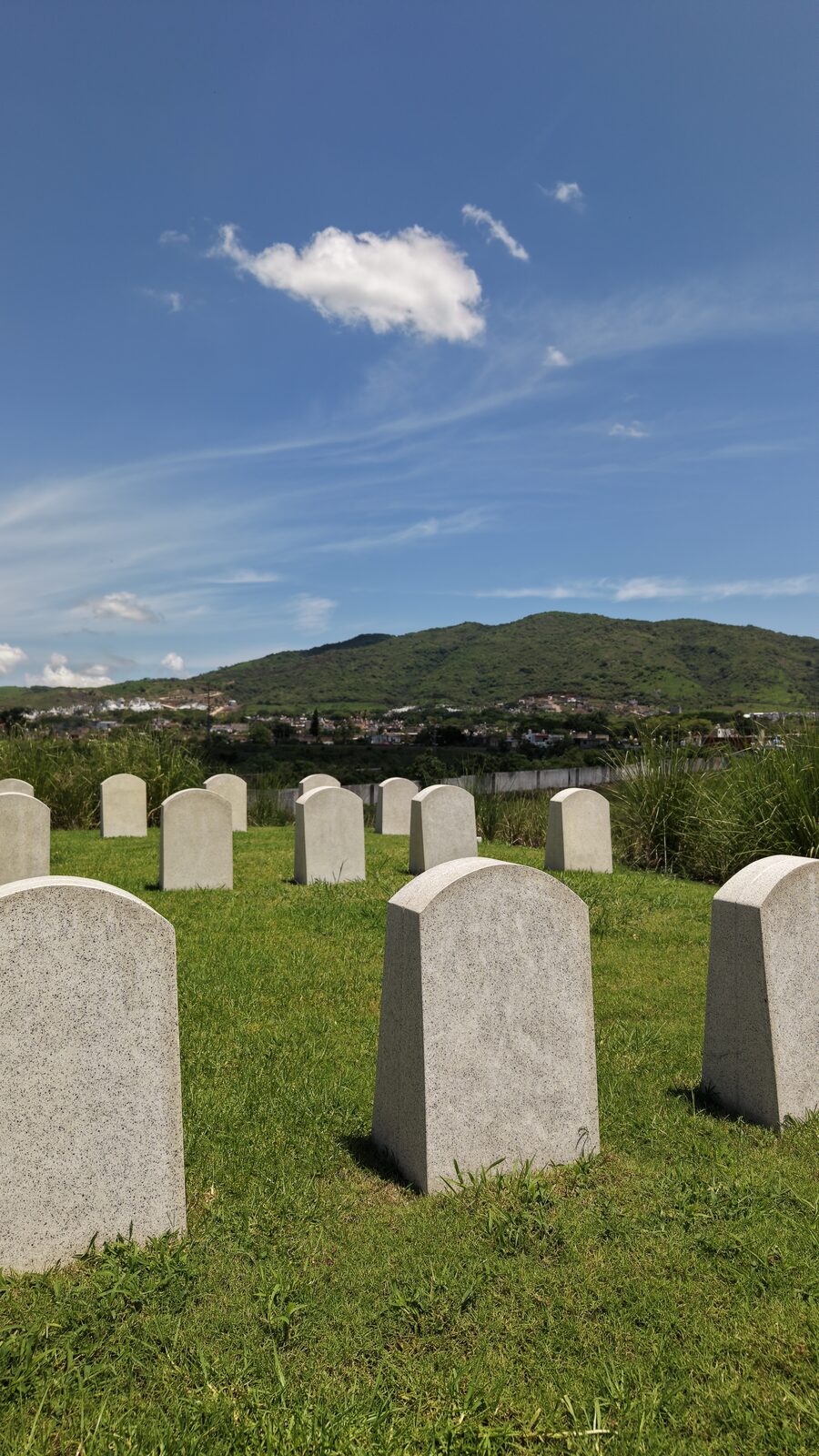 Fosas con lápida de granito en Memorial La Cantera