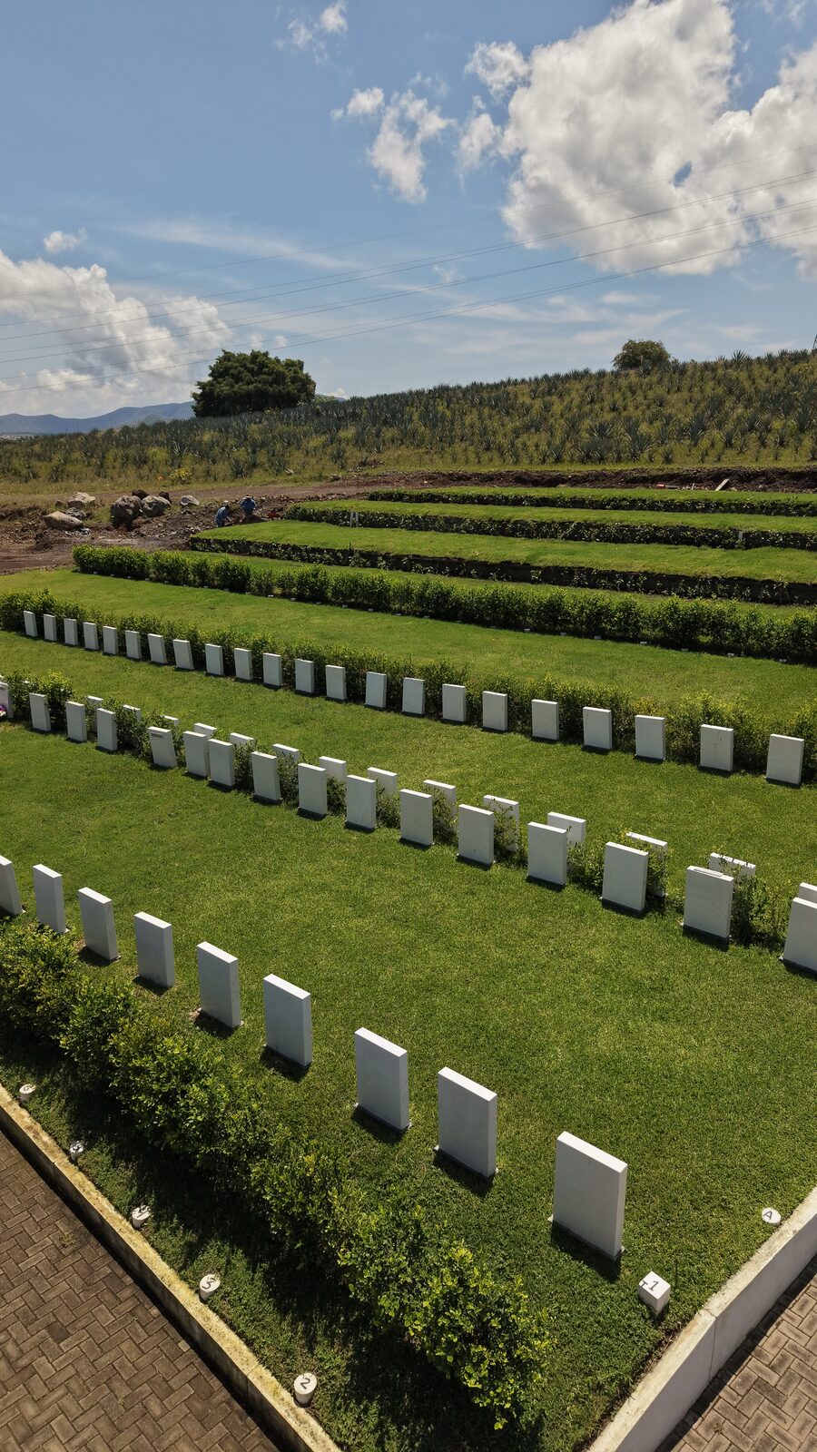 Terrazas de fosas con lápida en Memorial La Cantera