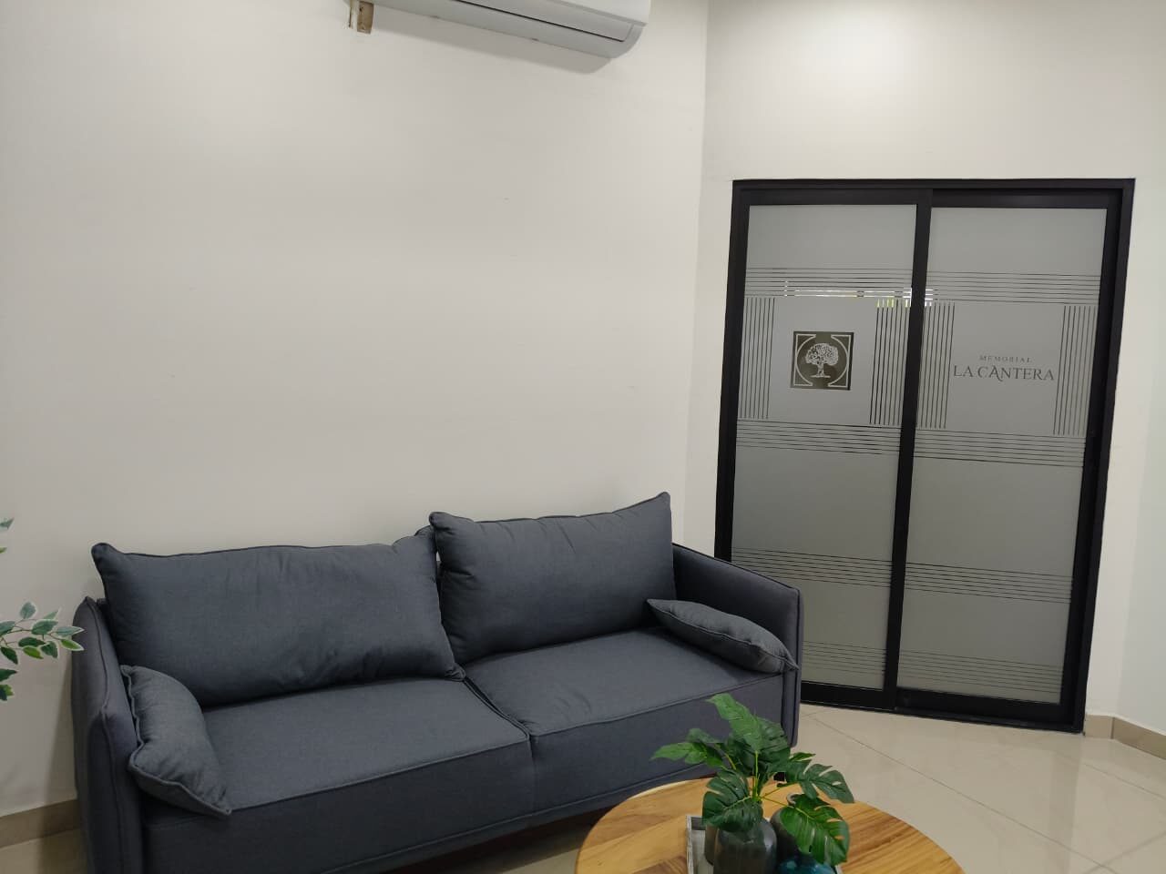 Sala de espera para familias en Memorial La Cantera