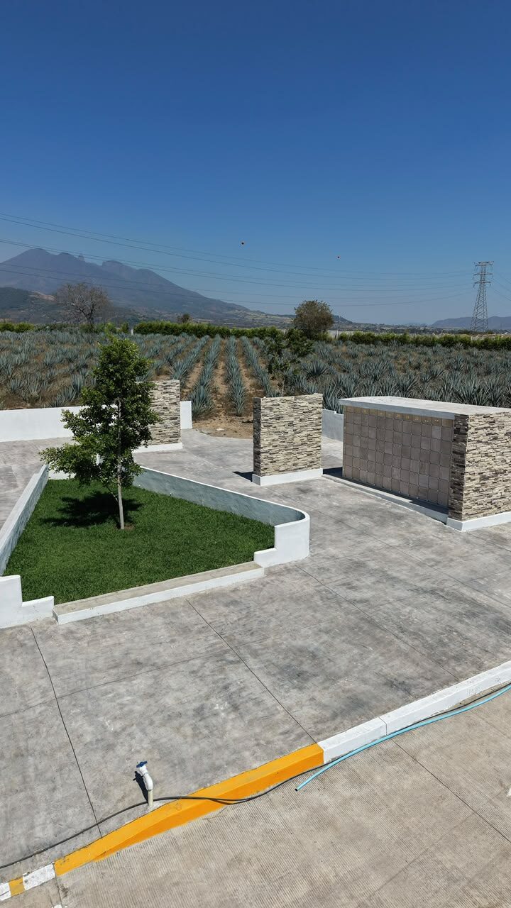 Terrazas de Memorial La Cantera con vista al Volcán Sangangüey